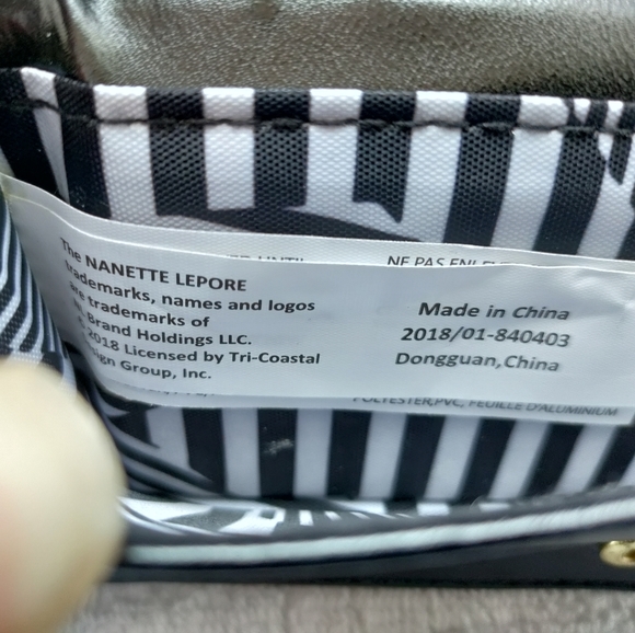 🆕Nanette Lepore | Quilted USB Cell Phone Charging Wristlet Wallet Black & Gold - Picture 12 of 16